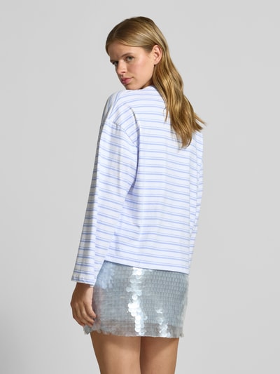 Frauenmodel trägt Relaxed Fit Sweatshirt mit Motiv-Stitching von REVIEW in Weiß mit blauen Streifen, reine Baumwolle, Rückenansicht, Ganzkörperansicht Rückansicht.