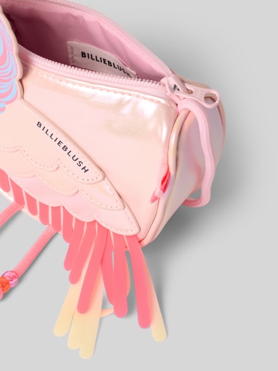 Productfoto, Tas met siergarnering van BILLIEBLUSH, roze met vleugeldetail, hoofdvak met ritssluiting, logoprint, draagriem, afmetingen breedte 15 cm, lengte 10 cm, diepte 6 cm, bandlengte 104 cm
