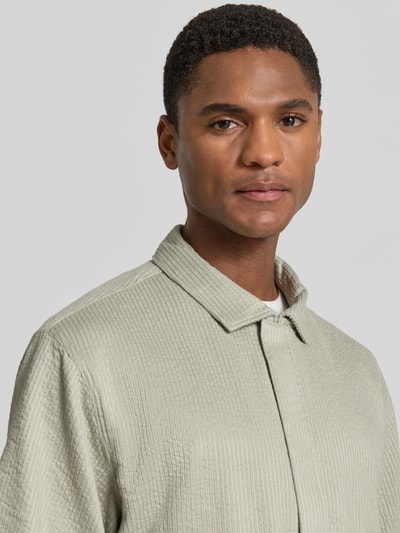 Männermodel trägt Regular Fit Freizeithemd mit verdecktem Reißverschluss von Lindbergh, Baumwoll-Mix mit Stretch-Anteil, Nahaufnahme Oberkörper.