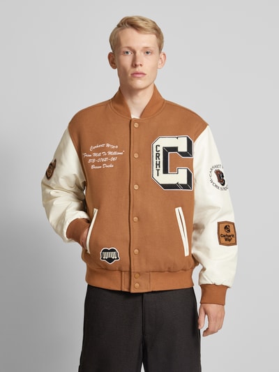 Carhartt Work In Progress Collegejack met labelpatches Middenbruin - 4