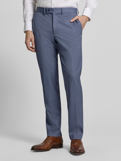 Männermodel trägt Stoffhose mit Gesäßtaschen von Christian Berg Men in blauw met rechte fit, Franse steekzakken, bandplooien, detailopname onderlichaam