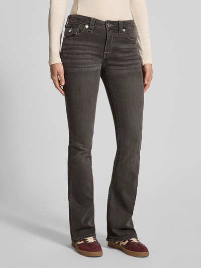 Kobiece modelka nosi Flared Jeans im Used-Look Modell 'BECCA' od TRUE RELIGION, mieszanka bawełny z dodatkiem streczu, wpuszczane kieszenie, efekt znoszenia, rozkloszowany krój, kolor szary, widok z przodu, ujęcie całej sylwetki.