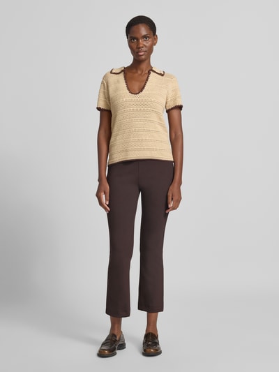 Frauenmodel trägt Regular Fit Schlaghose in 7/8 Länge Modell 'MACY' von Raffaello Rossi, dunkelbraun, Damen Schlaghose, Ganzkörperansicht von vorne.