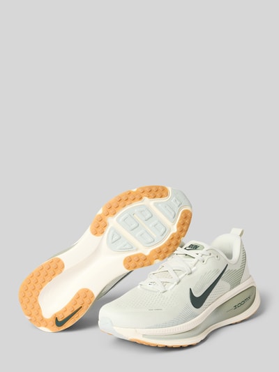 Produktfoto, Sneaker mit Logo-Print Modell 'VOMERO 18' von Nike in Beige mit grauem Swoosh, strukturierte Sohle, Herren Sneaker von Nike