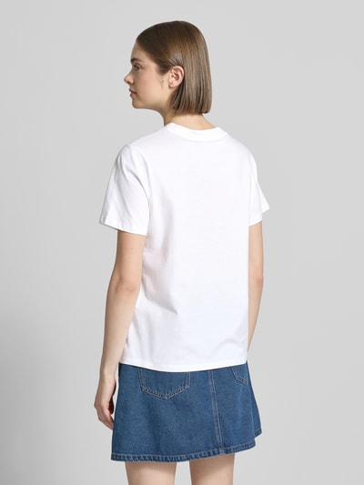 Frauenmodel trägt Regular Fit T-Shirt aus reiner Baumwolle Modell 'GAK' von Pieces, Optik: Unifarben, Kurzarm, Rückansicht.