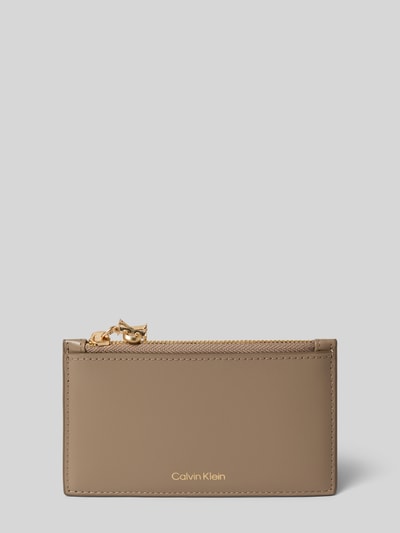 Produktfoto, Portemonnaie mit Label-Detail von CK Calvin Klein aus echtem Leder in taupe, Hauptfach mit Reißverschluss, dezente Struktur