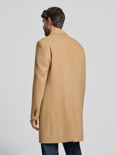 Männermodel trägt camelbraunen Slim Fit Funktionsmantel aus Woll-Mix Modell 'HYDE' von BOSS, Herren Funktionsmantel, Ganzkörperansicht Rückansicht