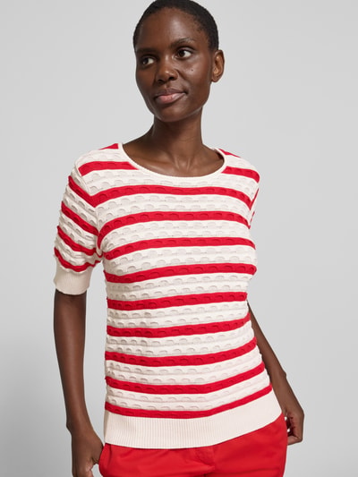Vrouwenmodel draagt gebreid shirt van puur katoen met recht model, model 'Dodo' van FREE/QUENT, rode en witte strepen, ribboorden, ronde hals, ruglengte maat S 58 cm, mouwlengte maat S 27 cm, vooraanzicht bovenlichaam