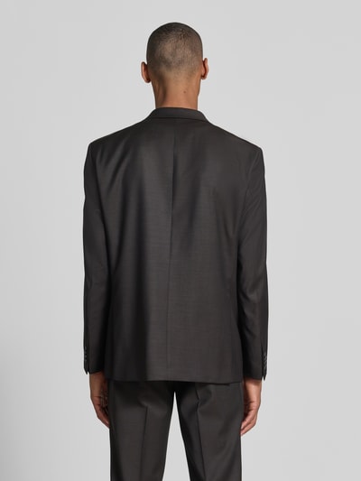 Männermodel trägt Slim Fit Sakko mit Pattentaschen Modell 'Birdseye' von HECHTER PARIS in Dunkelbraun, Rückenansicht, Ganzkörperansicht Rückansicht.