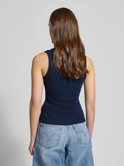 Frauenmodel trägt Slim Fit Tank Top aus Baumwoll-Mix von Tommy Jeans in Dunkelblau, unifarben, breite Träger, Feinripp, Ganzkörperansicht Rückansicht
