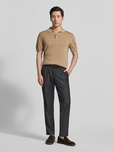 Männermodel trägt Straight Fit Stoffhose mit Woll-Anteil von g1920, dunkler Farbton, Elastischer-Material-Mix, Bundfalten, Eingrifftaschen, Gesäßtaschen, Haken-Reißverschluss, Bundweite 46 cm, Innenbeinlänge 80 cm, Ganzkörperansicht von vorne.