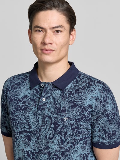 Männermodel trägt Regular Fit Poloshirt aus Baumwolle im Allover-Look von Fynch-Hatton, Knopfleiste, Reine Baumwolle, Nahaufnahme Oberkörper.