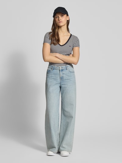 Vrouwenmodel draagt Slim Fit T-Shirt aus Baumwoll-Mix van Tommy Jeans in two tone look met logo-stitching, v-hals, korte mouwen, ribstructuur, frontale volledige lichaamsweergave.