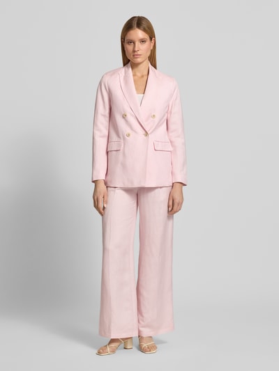 Frauenmodel trägt Wide Leg Hose aus Leinen-Mix mit Gürtel von Christian Berg Woman Selection in zartem Rosa, glatte Textur, Ganzkörperansicht von vorne, Damen HOSE mit Viskose-Anteil, Hakenverschluss, Bundweite 38 cm, Innenbeinlänge 80 cm.