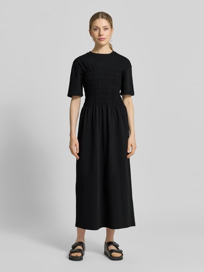 Frauenmodel trägt Midikleid mit Smok-Details von Jake*s Casual, Reine Baumwolle, Taillierter Schnitt, Rundhalsausschnitt, Ganzkörperansicht von vorne.