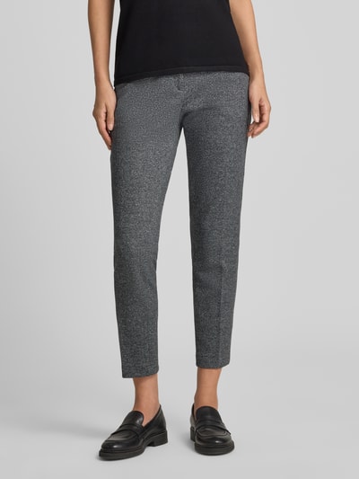 Frauenmodel trägt Schmale Hose mit Baumwoll-Anteil Modell 'MARON S' von Brax in Grau mit feiner Textur, Nahaufnahme Oberkörper bis Knöchel. Damen Schmale Hose von Brax.