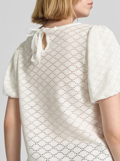 Frauenmodel trägt Strickshirt mit Puffärmeln von More & More, cremeweiß, Baumwoll-Mix, strukturierte Textur, Nahaufnahme Rückansicht.