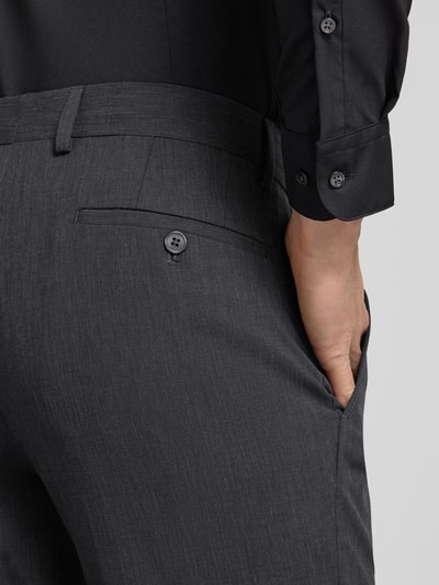 Männermodel trägt Chino mit französischen Eingrifftaschen von HECHTER PARIS, Material-Mix mit Schurwoll-Anteil, Unifarbenes-Design, Detailaufnahme Rückansicht.