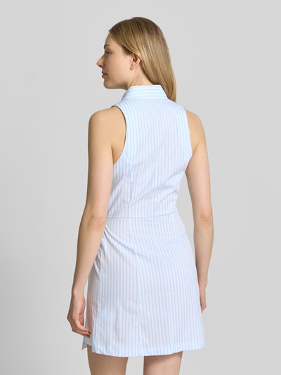Frauenmodel trägt schmales Freizeitkleid aus reiner Baumwolle in Wickel-Optik Modell 'KRISTI' von HUGO; gestreiftes Allover-Muster in Blau und Weiß, ärmellos, Umlegekragen, Mini-Länge, asymmetrischer Saum, Knopfleiste, Popeline mit feiner Struktur, Ganzkörperansicht Rückansicht.