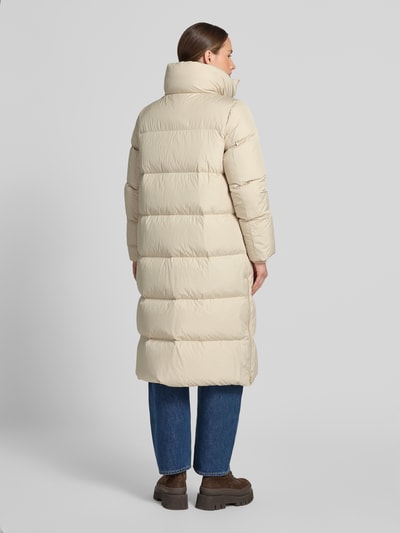 Vrouwenmodel draagt Regular Fit lange donsjas met afneembare rugzakriemen van Marc O'Polo, Dames, lichtbeige, rechte lijnen, Ganzkörperansicht achterkant.