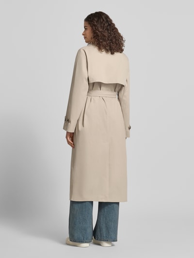 Kobiece model prezentuje Regular Fit Trenchcoat mit Reverskragen Modell 'DISA LIFE' od Only, jednolity beż, długi rękaw, pasek, boczne kieszenie, prosty, matowa tekstura, detal na plecach, widok całej sylwetki z tyłu.