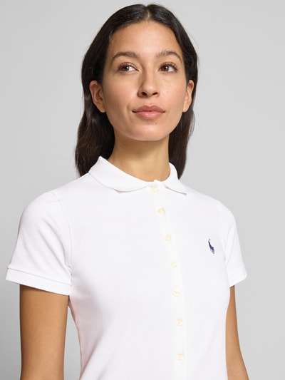 Frauenmodel trägt Poloshirt mit Knopfleiste von Polo Ralph Lauren aus Baumwoll-Elasthan-Mix, Slim-Fit, Hemdblusenkragen, Label-Stitching, Nahaufnahme Oberkörper.