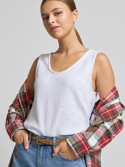 Frauenmodel trägt Tanktop mit U-Ausschnitt Modell 'SONOMA' von American Vintage in Weiß, lockerer Schnitt, reine Baumwolle, Nahaufnahme Oberkörper.