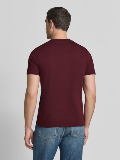 Męski model nosi T-Shirt mit Label-Print und Rundhalsausschnitt von MCNEAL, bawełna, krój regular fit, długość tyłu 68 cm, Ganzkörperansicht Rückansicht.