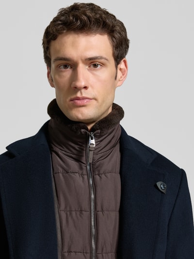 Männermodel trägt Regular Fit Mantel aus Woll-Mix Modell 'Morris' von JOOP! COLLECTION in Dunkelblau, Nahaufnahme Oberkörper.