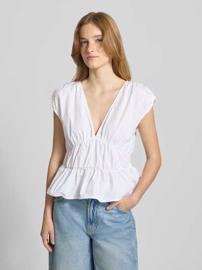 Frauenmodel trägt Peplum Top mit V-Ausschnitt von Gina Tricot aus Reine Baumwolle, Körpernaher-Schnitt, Raffung, Weiß, Ganzkörperansicht von vorne.