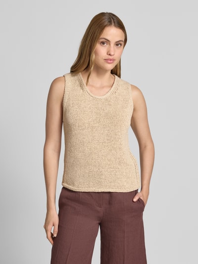 Frauenmodel trägt Stricktop mit Rundhalsausschnitt von Oui in Beige, Baumwoll-Mix, Gerader-Schnitt, Grobstrick, Rückenlänge 54 cm, Ganzkörperansicht von vorne.