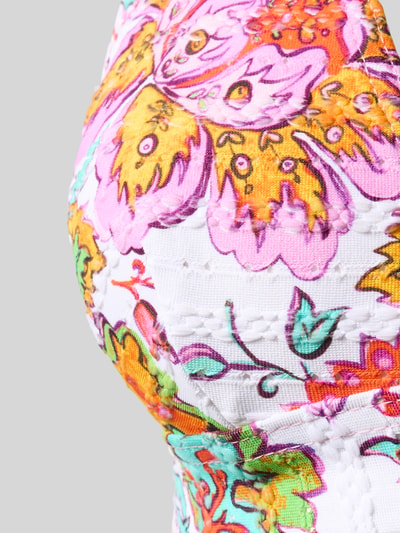 Frauenmodel trägt Bikini-Oberteil im Allover-Look Modell 'HOUTEBA DINO' von Banana Moon, Material-Mix mit Stretch-Anteil, Nahaufnahme Oberkörper
