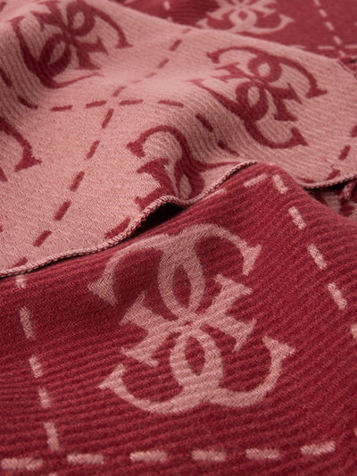 Produktfoto, Schal mit Viskose-Anteil von GUESS, rot-rosafarbener Material-Mix, rechteckige Form, Fransen, Logo-Details, strukturierte Oberfläche, Damen Schal von GUESS