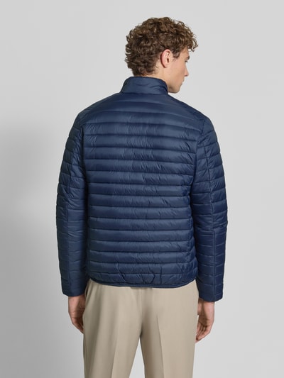 Männermodel trägt dunkelblaue Steppjacke mit Zweiwege-Reißverschluss Modell 'ALEXANDER' von Save The Duck, glatte Textur, Ganzkörperansicht Rückansicht, Herren Steppjacke, Slim Fit, Stehkragen, Reißverschlusstaschen, Maße Größe M