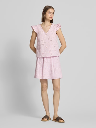 Frauenmodel trägt Regular Fit Mini-Rock aus reiner Baumwolle Modell 'BANNA' von Pieces, mehrfarbige Floral-Optik, Popeline, Ganzkörperansicht von vorne.