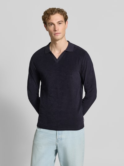 Männermodel trägt Longsleeve mit Polokragen und V-Ausschnitt Modell 'BOLL' von CINQUE aus reiner Baumwolle in Dunkelblau, Ganzkörperansicht von vorne.