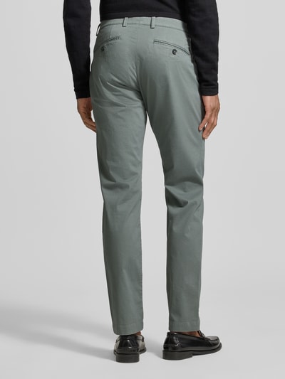 Männermodel trägt Fein strukturierte Chino mit Gesäßtaschen von bugatti in hellem Grün, Baumwoll-Mix, Regular Fit, Ganzkörperansicht Rückansicht