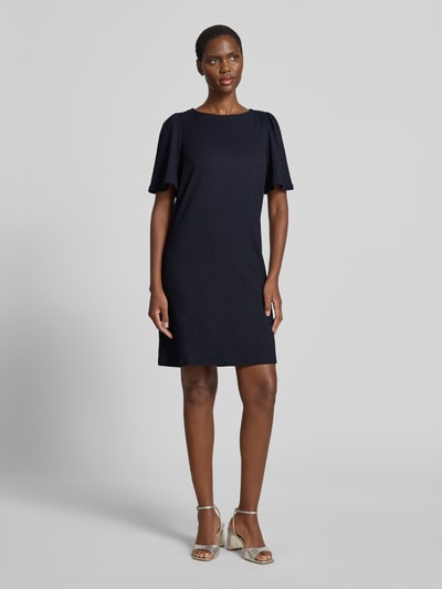 Frauenmodel trägt Knielanges Kleid mit Rundhalsausschnitt von Zero, dunkelblauer Material-Mix mit Stretch-Anteil, Gerader-Schnitt, Knielänge, Ganzkörperansicht von vorne.