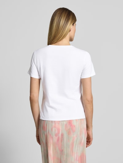 Frauenmodel trägt T-Shirt mit Strasssteinbesatz von Marc Cain in Weiß, gerade geschnitten, Rückansicht, reine Baumwolle, Ganzkörperansicht Rückansicht.