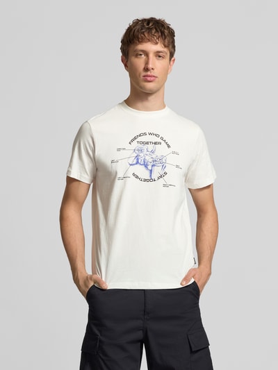 Męski model nosi Regular Fit T-Shirt mit Motiv-Print Modell 'Klements' von Blend z bawełny z nadrukiem, okrągły dekolt, długość tyłu w rozmiarze M 65 cm, Ganzkörperansicht von vorne