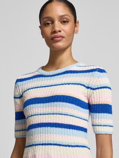 Frauenmodel trägt Strickshirt mit Rundhalsausschnitt und 1/2-Arm von Rich & Royal im Allover-Streifenlook, Slim Fit, Nahaufnahme Oberkörper.