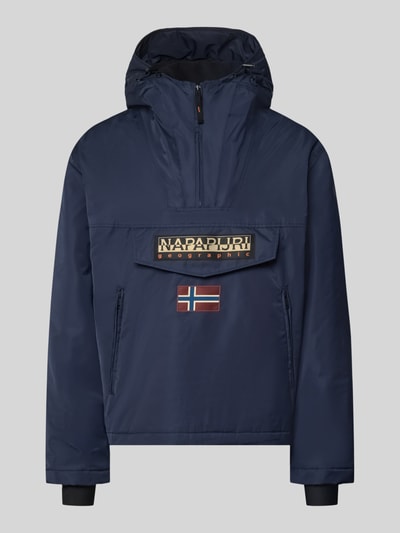 Produktfoto, Jacke mit Kapuze und kurzem Reißverschluss von Napapijri in Dunkelblau, Label-Patches, Pattentasche, glatte Textur, Modell 'RAINFOREST NEXT'