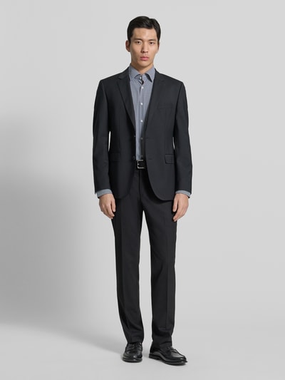 Männermodel trägt Regular Fit Businesshemd mit Kombimanschette Modell 'P-JOE-K' von BOSS in Gitterkaro, Kentkragen, langarm, Ganzkörperansicht von vorne.
