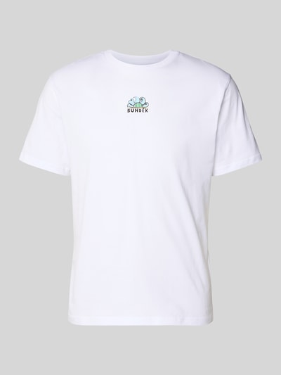 Produktfoto, weißes Regular Fit T-Shirt mit Logo-Print von Sundek aus reiner Baumwolle, Herren T-Shirt mit Rundhalsausschnitt auf grauem Hintergrund