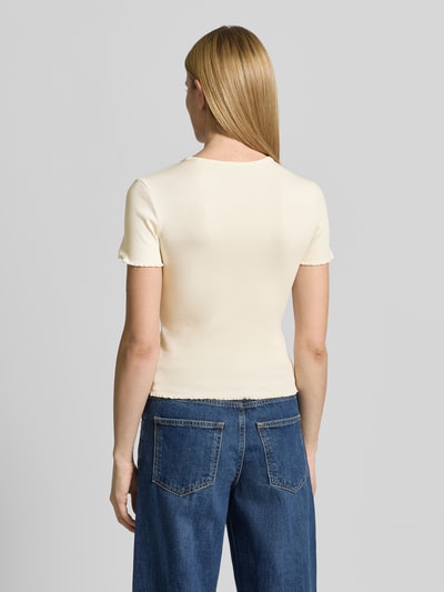 Kobieta modelka nosi damski t-shirt z Wellensaum od Jake*s Casual w kolorze jasnobeżowym, mieszanka bawełny z dodatkiem streczu, dopasowany krój, drobne prążkowanie, okrągły dekolt, długość tyłu w rozmiarze S: 52 cm, widok całej sylwetki z tyłu