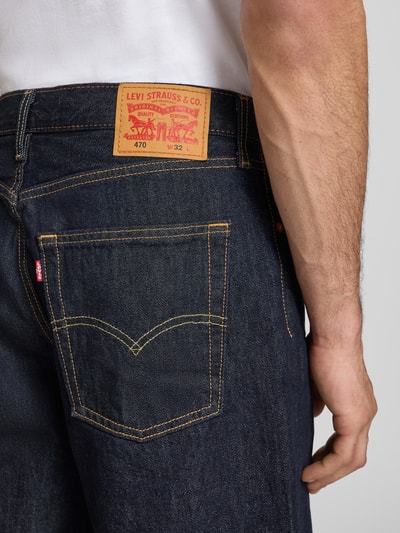 Männermodel trägt Baggy Jeansshorts aus reiner Baumwolle Modell '470' von Levi's®, Denim-Optik, Label-Patch, Nahaufnahme Rückansicht.