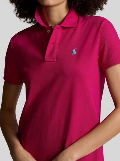 Frauenmodel trägt Regular Fit Minikleid mit Logo-Stitching Modell 'Polo' von Polo Ralph Lauren aus reiner Baumwolle in Pink, Nahaufnahme Oberkörper.