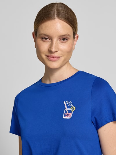 Frauenmodel trägt Regular Fit T-Shirt aus reiner Baumwolle von Tom Tailor, unifarben in Blau mit Motiv-Print, Rundhals, kurzarm, Nahaufnahme Oberkörper