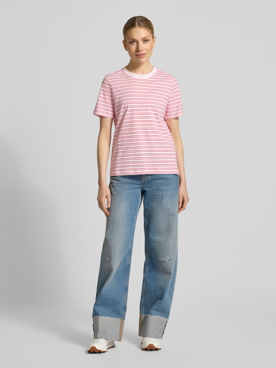 Kobiece model nosi Regular Fit T-Shirt aus reiner Baumwolle Modell 'PAULINA' von Vero Moda, różowo-białe paski, jersey, krótki rękaw, okrągły dekolt, przód, całopostać