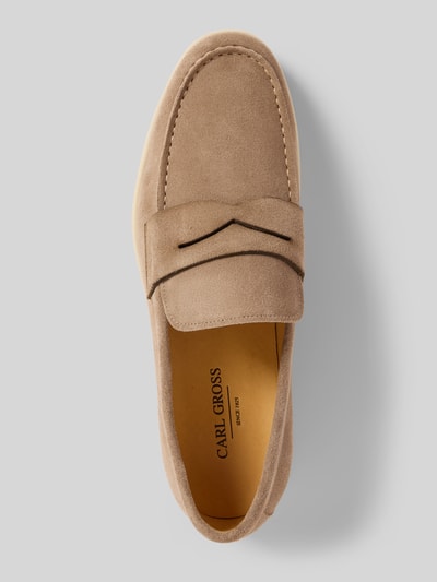 Produktfoto, Loafer aus echtem Leder in Suede-Optik von Carl Gross, beige Farbe, abgerundete Passform, glatte Sohle, Absatzhöhe 2 cm, Schafthöhe 7 cm, Schaftweite 12 cm
